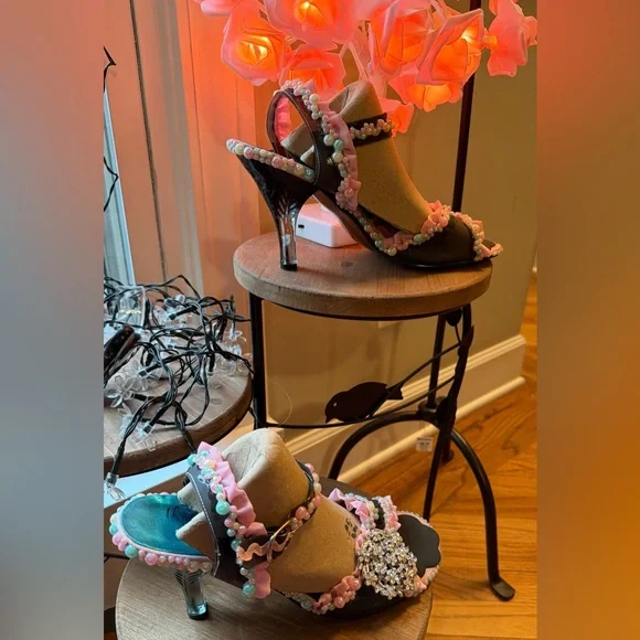 Custom, One~of~a~kind, hand embellished shoe in “baby shower” theme, size 40/US9 - Picture 11 of 17